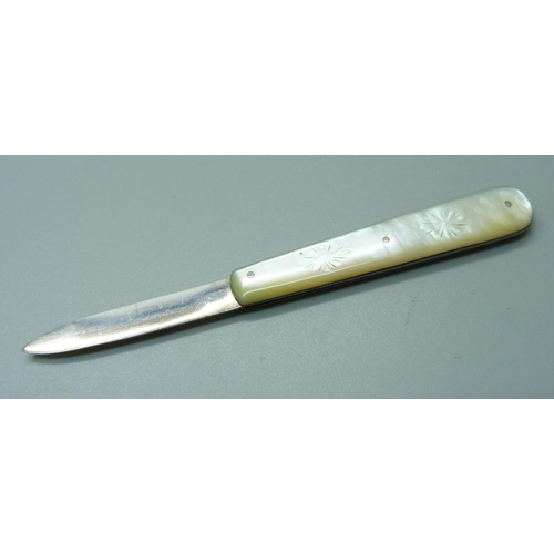 811 - A Victorian silver and mother of pearl fruit knife, Birmingham 1890, Hilliard & Thomason