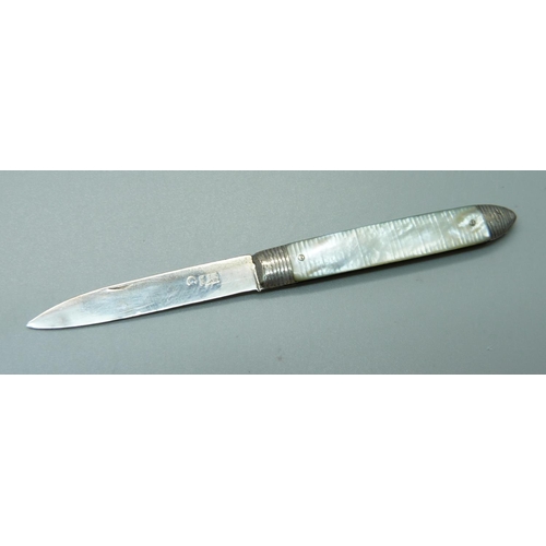 812 - An early 19th Century silver and mother of pearl fruit knife