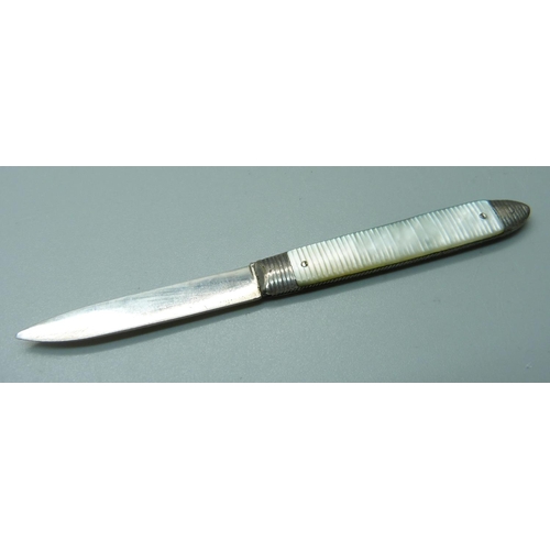 812 - An early 19th Century silver and mother of pearl fruit knife