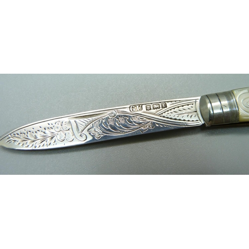 814 - A silver and mother of pearl fruit knife, Birmingham 1905, George Unite