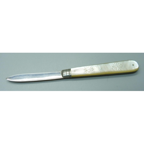 814 - A silver and mother of pearl fruit knife, Birmingham 1905, George Unite