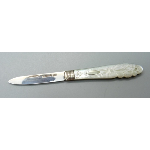 815 - A Victorian silver and mother of pearl fruit knife, Sheffield 1878, Thomas Marple