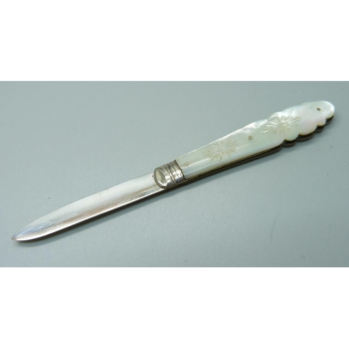 815 - A Victorian silver and mother of pearl fruit knife, Sheffield 1878, Thomas Marple