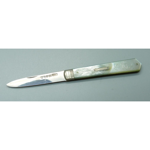 816 - A Victorian silver and mother of pearl fruit knife, Sheffield 1852, Hilliard & Thomason