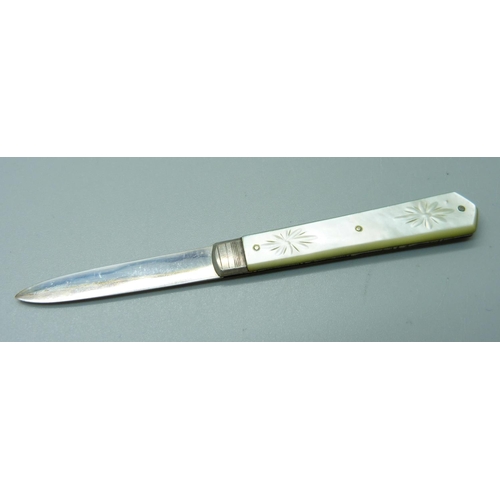 816 - A Victorian silver and mother of pearl fruit knife, Sheffield 1852, Hilliard & Thomason