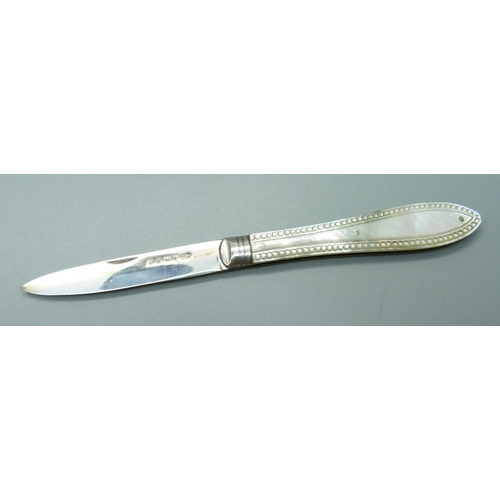 817 - A Victorian silver and mother of pearl fruit knife, Sheffield 1864, Thomas Marples