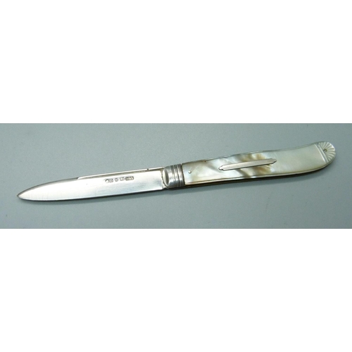 818 - A Victorian silver and mother of pearl fruit knife, Sheffield 1855