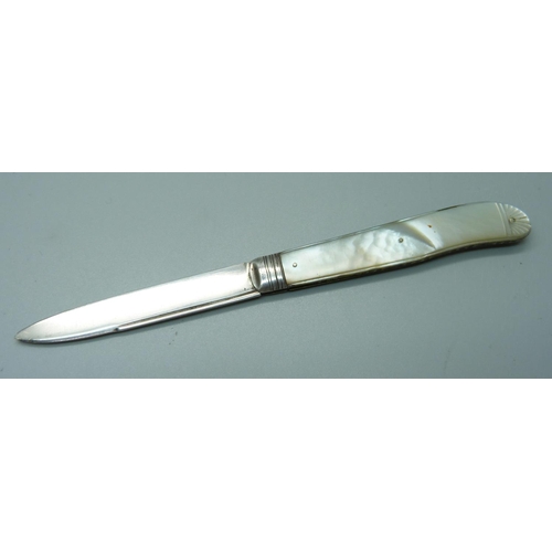 818 - A Victorian silver and mother of pearl fruit knife, Sheffield 1855