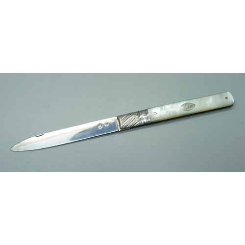 819 - An early 19th Century silver and mother of pearl fruit knife