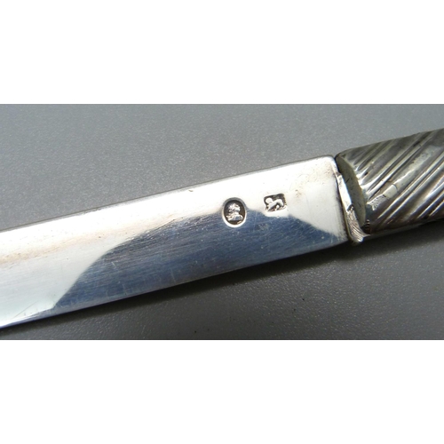 819 - An early 19th Century silver and mother of pearl fruit knife