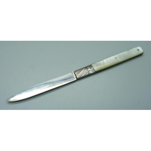 819 - An early 19th Century silver and mother of pearl fruit knife