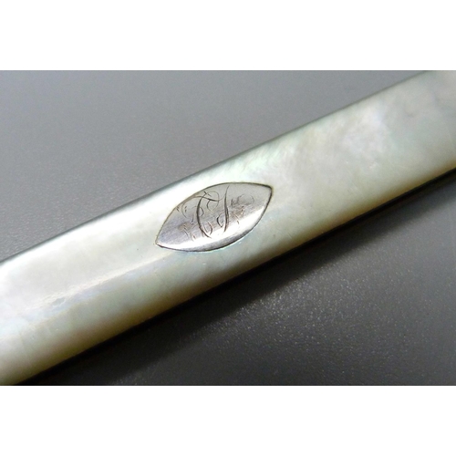 819 - An early 19th Century silver and mother of pearl fruit knife