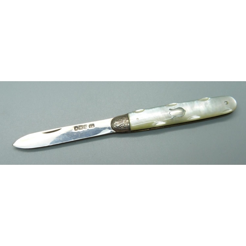 820 - A Victorian silver and mother of pearl fruit knife, Sheffield 1893, Thomas Marples