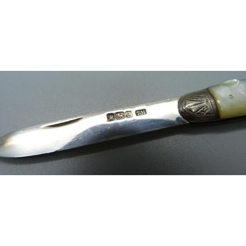 820 - A Victorian silver and mother of pearl fruit knife, Sheffield 1893, Thomas Marples