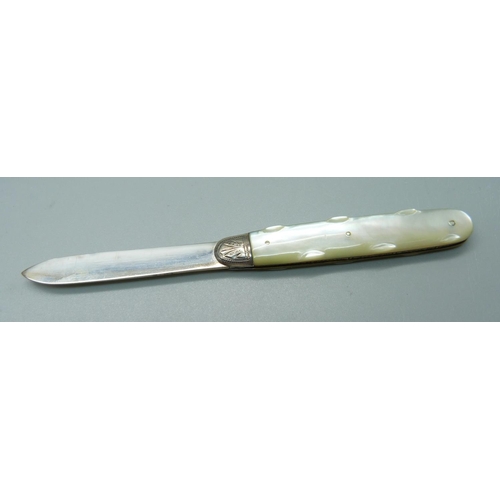 820 - A Victorian silver and mother of pearl fruit knife, Sheffield 1893, Thomas Marples