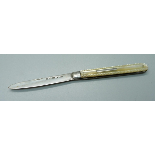 821 - A Victorian silver and mother of pearl fruit knife, Birmingham 1877, George Unite