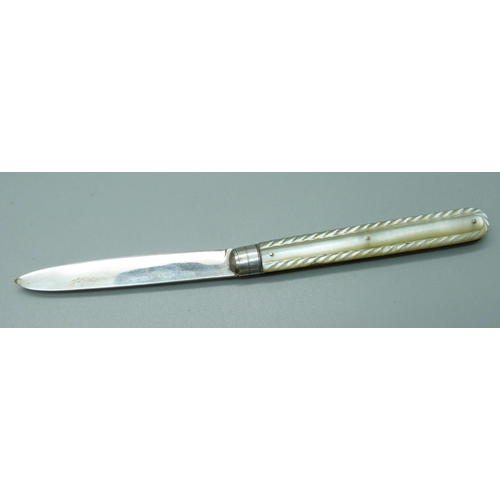 821 - A Victorian silver and mother of pearl fruit knife, Birmingham 1877, George Unite