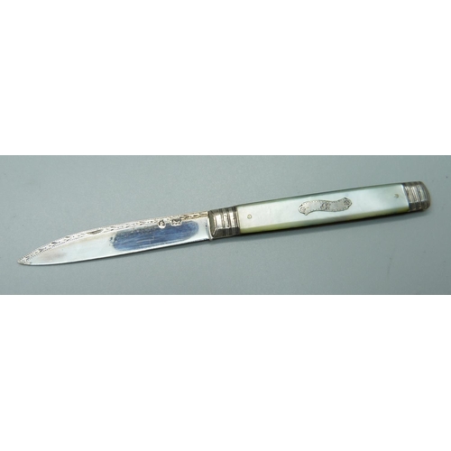 822 - A Georgian silver and mother of pearl fruit knife