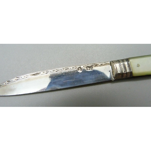 822 - A Georgian silver and mother of pearl fruit knife