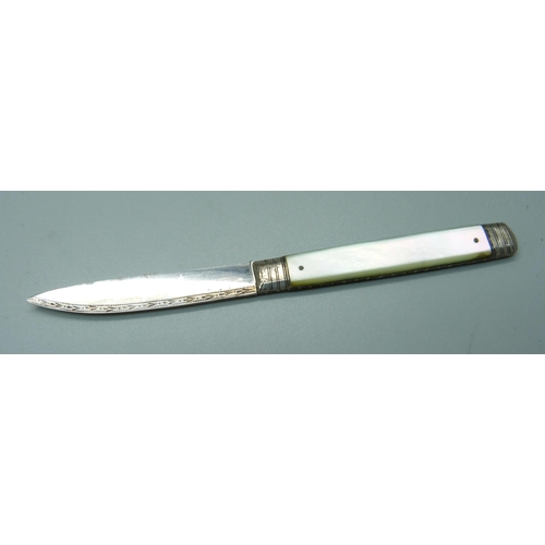 822 - A Georgian silver and mother of pearl fruit knife