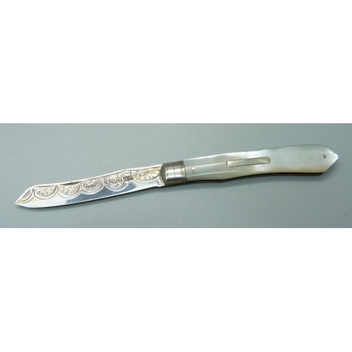 823 - A silver and mother of pearl fruit knife with scimitar blade, Sheffield 1926, Pringle & Sons