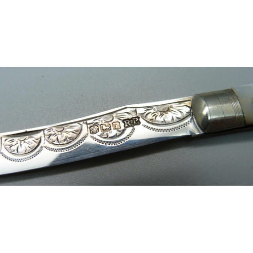 823 - A silver and mother of pearl fruit knife with scimitar blade, Sheffield 1926, Pringle & Sons