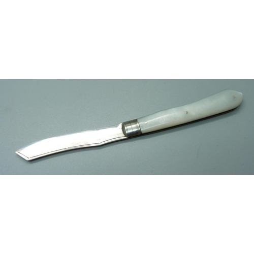 823 - A silver and mother of pearl fruit knife with scimitar blade, Sheffield 1926, Pringle & Sons