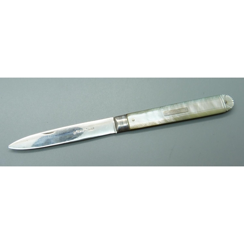 824 - A William IV silver and mother of pearl fruit knife, Sheffield 1833, Aaron Hadfield