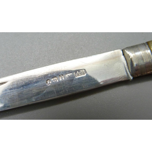 824 - A William IV silver and mother of pearl fruit knife, Sheffield 1833, Aaron Hadfield