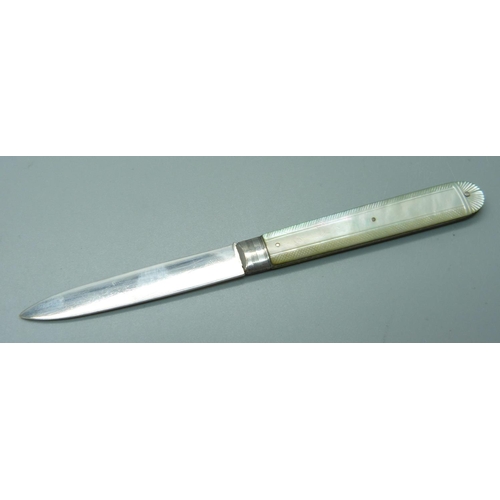 824 - A William IV silver and mother of pearl fruit knife, Sheffield 1833, Aaron Hadfield