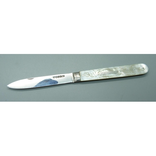 826 - A Victorian silver and mother of pearl fruit knife, Birmingham 1847, George Unite