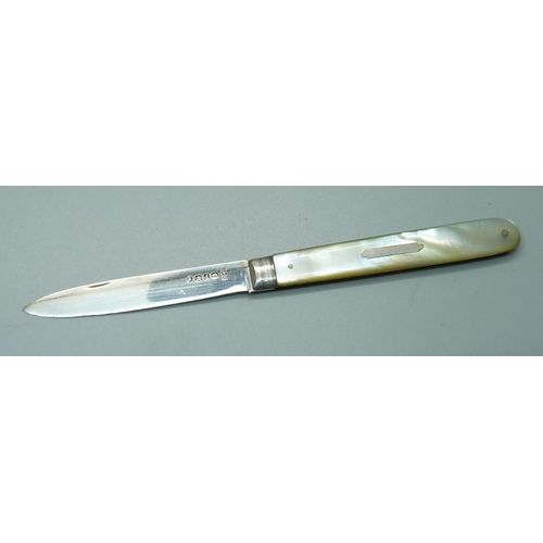 829 - A George IV silver and mother of pearl fruit knife, Sheffield 1827, Joseph Rodgers