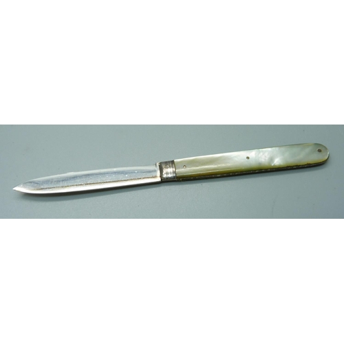 829 - A George IV silver and mother of pearl fruit knife, Sheffield 1827, Joseph Rodgers