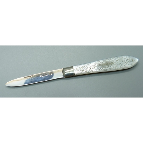 830 - A Victorian silver and mother of pearl fruit knife, Sheffield 1891, Arthur Worral Staniforth