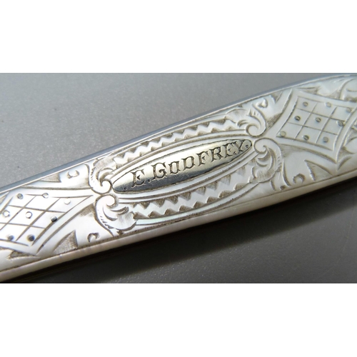 830 - A Victorian silver and mother of pearl fruit knife, Sheffield 1891, Arthur Worral Staniforth