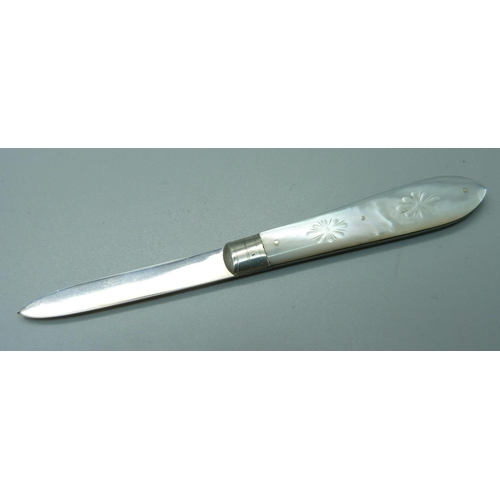 830 - A Victorian silver and mother of pearl fruit knife, Sheffield 1891, Arthur Worral Staniforth