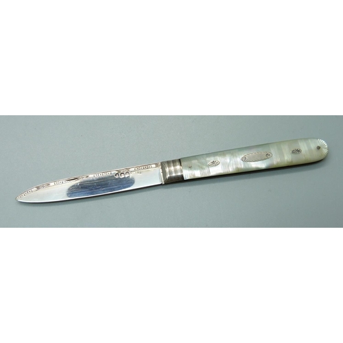 831 - A George IV silver and mother of pearl fruit knife, Sheffield 1825, Thomas Best