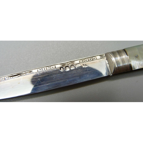 831 - A George IV silver and mother of pearl fruit knife, Sheffield 1825, Thomas Best