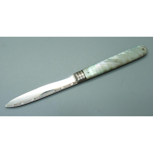 831 - A George IV silver and mother of pearl fruit knife, Sheffield 1825, Thomas Best