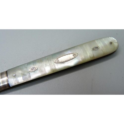 831 - A George IV silver and mother of pearl fruit knife, Sheffield 1825, Thomas Best