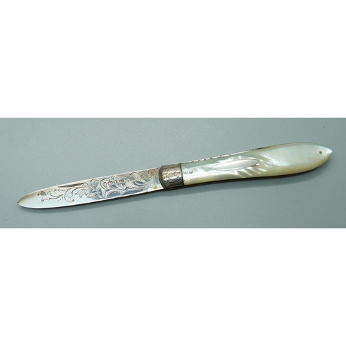 832 - A Victorian silver and mother of pearl fruit knife, Sheffield 1886, Edmund Bell