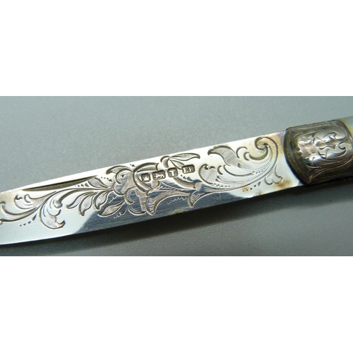 832 - A Victorian silver and mother of pearl fruit knife, Sheffield 1886, Edmund Bell