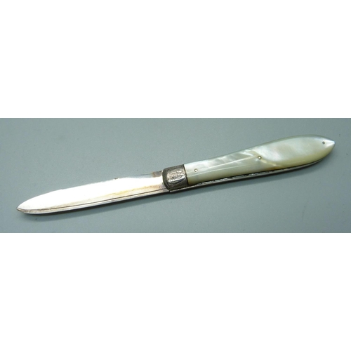 832 - A Victorian silver and mother of pearl fruit knife, Sheffield 1886, Edmund Bell