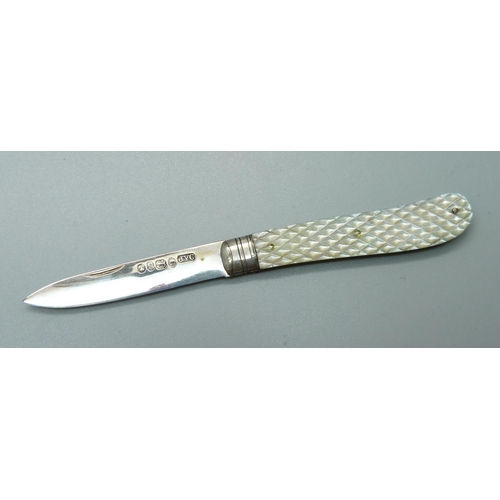 833 - A Victorian silver and mother of pearl fruit knife, Sheffield 1862, John Yeomans Cowlishaw