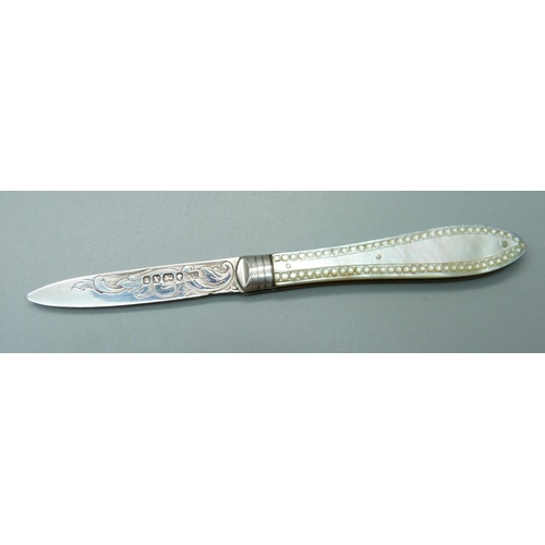 834 - A Victorian silver and mother of pearl fruit knife, Sheffield 1865, George Unite