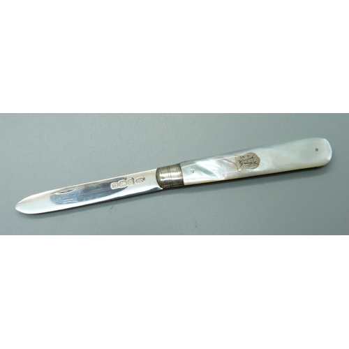 837 - A silver and mother of pearl fruit knife, Sheffield 1909, Arthur Worral Staniforth