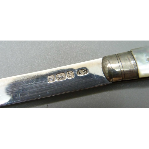 837 - A silver and mother of pearl fruit knife, Sheffield 1909, Arthur Worral Staniforth