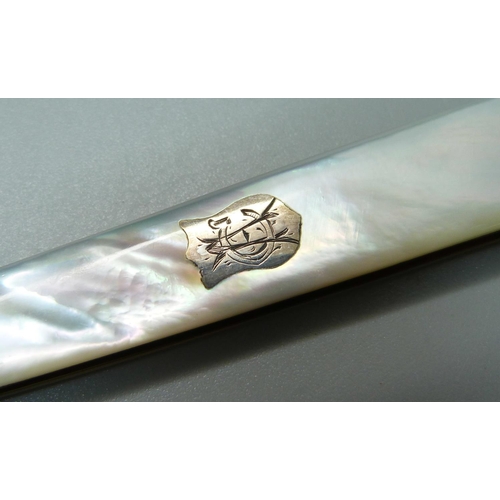 837 - A silver and mother of pearl fruit knife, Sheffield 1909, Arthur Worral Staniforth