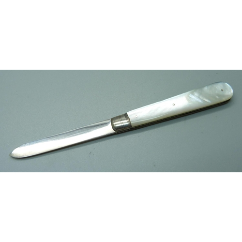 837 - A silver and mother of pearl fruit knife, Sheffield 1909, Arthur Worral Staniforth