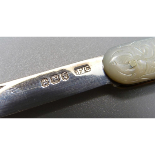 838 - A Victorian silver and mother of pearl fruit knife, Sheffield 1898, John Yeomans Cowlishaw